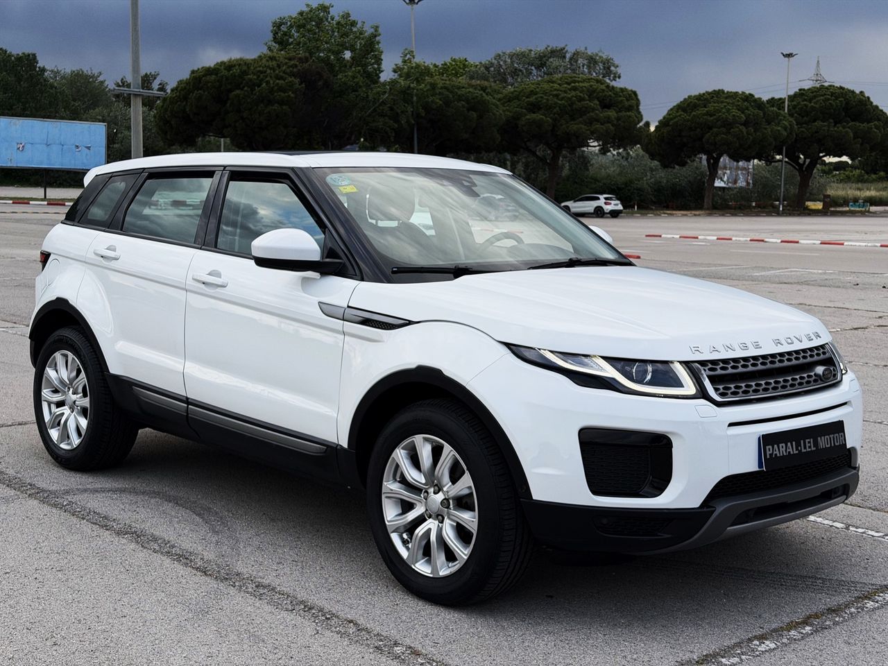 Land-Rover Range Rover Evoque 2.0L TD4 150CV 4x4 SE con CUERO, TECHO PANORÁMICO...  - Foto 1