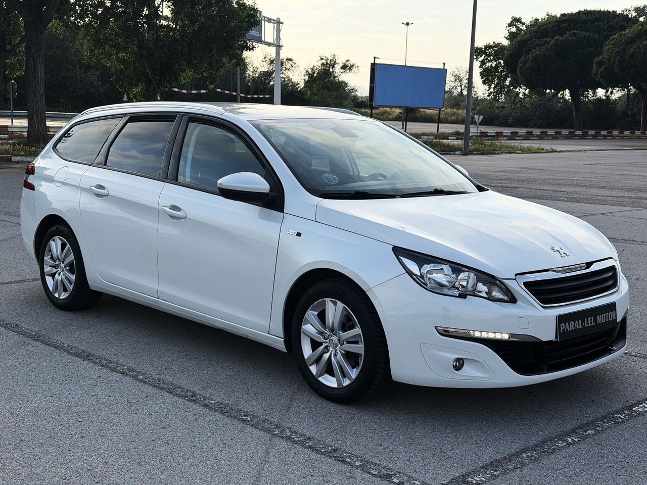 Peugeot 308 SW STYLE 1.6 BLUEHDi 120cv con NAVEGADOR, BLUETOOTH...  - Foto 1