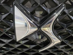 DS DS 7 Crossback E-TENSE 300 4x4 Performance Line + - Foto 17
