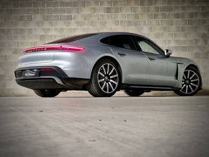 Porsche Taycan TURBO - Foto 8