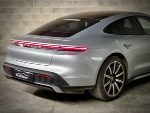 Porsche Taycan TURBO - Foto 19