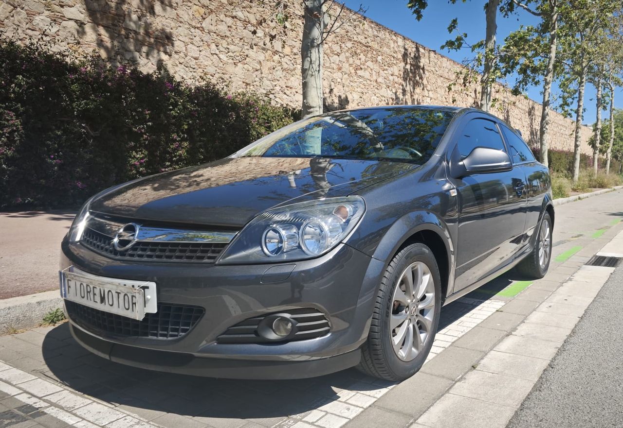 Opel Astra GTC 3P  1.6   - Foto 1