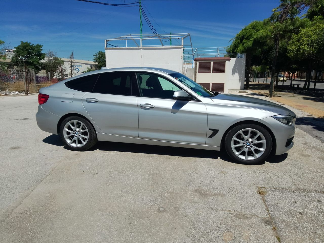 BMW Serie 3 318dA Gran Turismo Nacional Certificado en km y carrocería  - Foto 1