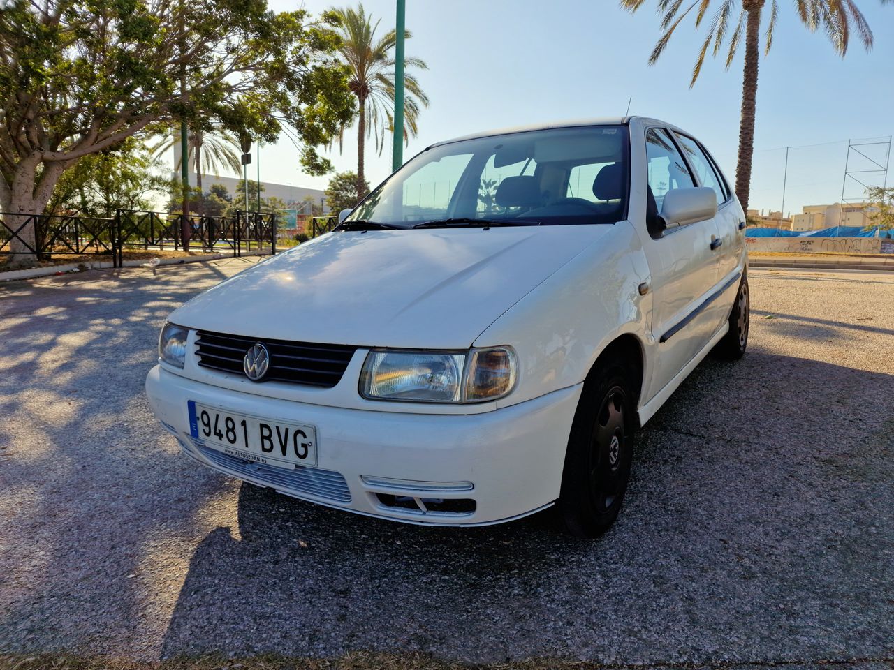 Volkswagen Polo 1.4 80 CV CINCO PUERTAS CERTIFICADO DE KILOMETROS Y CARROCERIA  - Foto 1