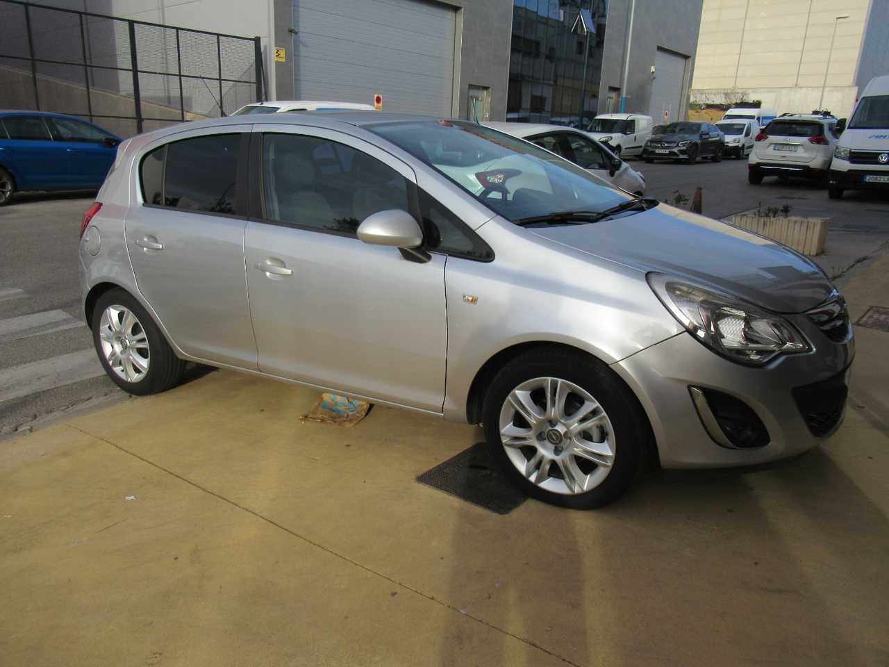 Opel Corsa 12 85 cv C.MON CINCO PUERTAS UN SOLO PROPIETARIO, CERTIFICADO DE KM Y CARROCERIA   - Foto 1