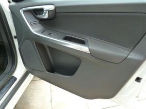 Volvo XC60 D3 Momentum muy muy bien cuidado, kilómetros garantizados - Foto 6