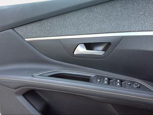 Peugeot 3008 Hybrid 225 e-EAT8 Roadtrip