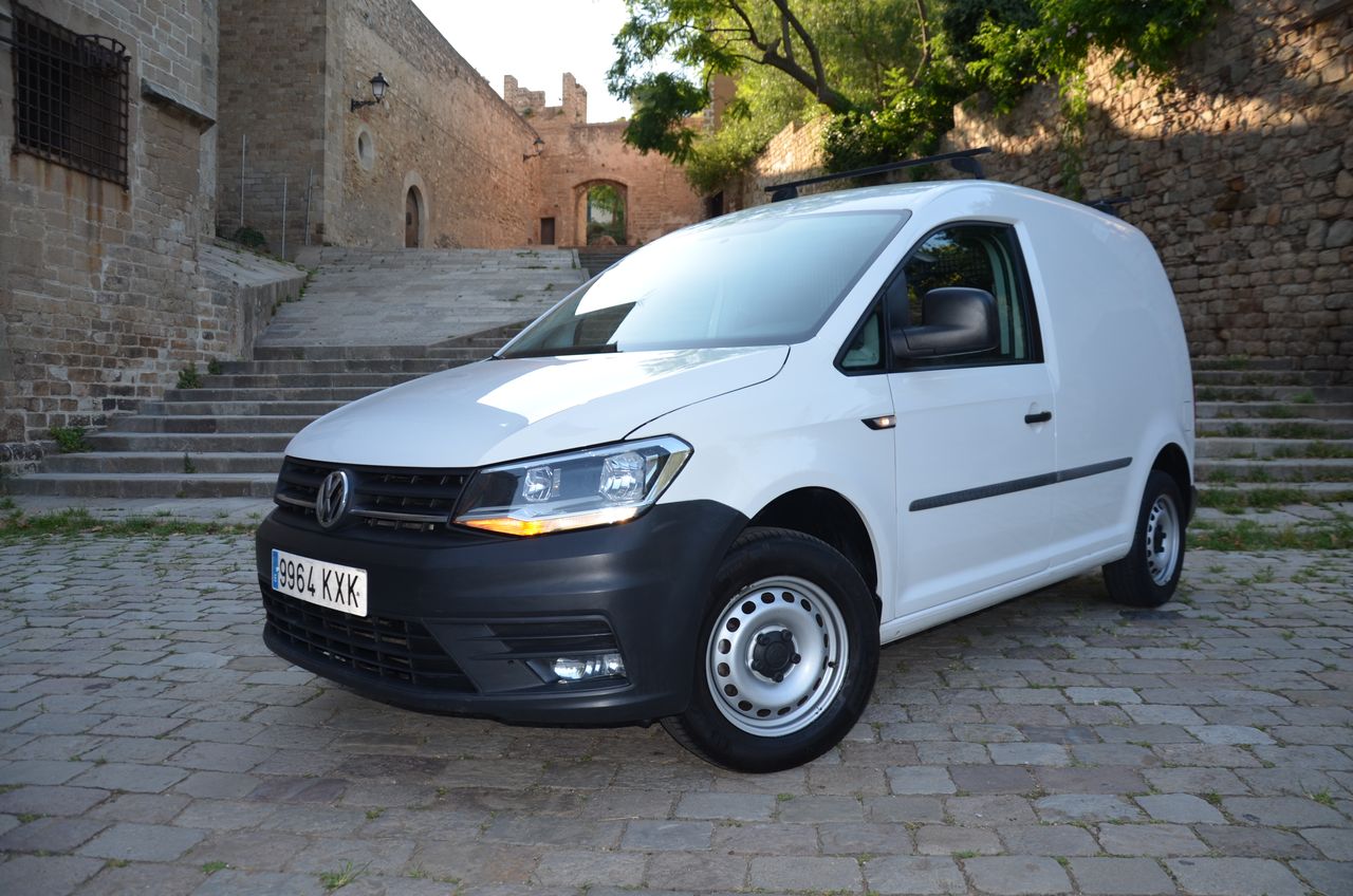 Volkswagen Caddy PROFESIONAL FURGÓN BMT 2.0 TDI 102CV MT5 E6 ( ESTANTERÍAS  Y  BACA )   - Foto 1