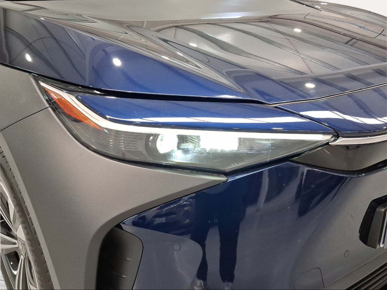 Toyota bZ4X 220E 4x4 Advance  - Foto 26