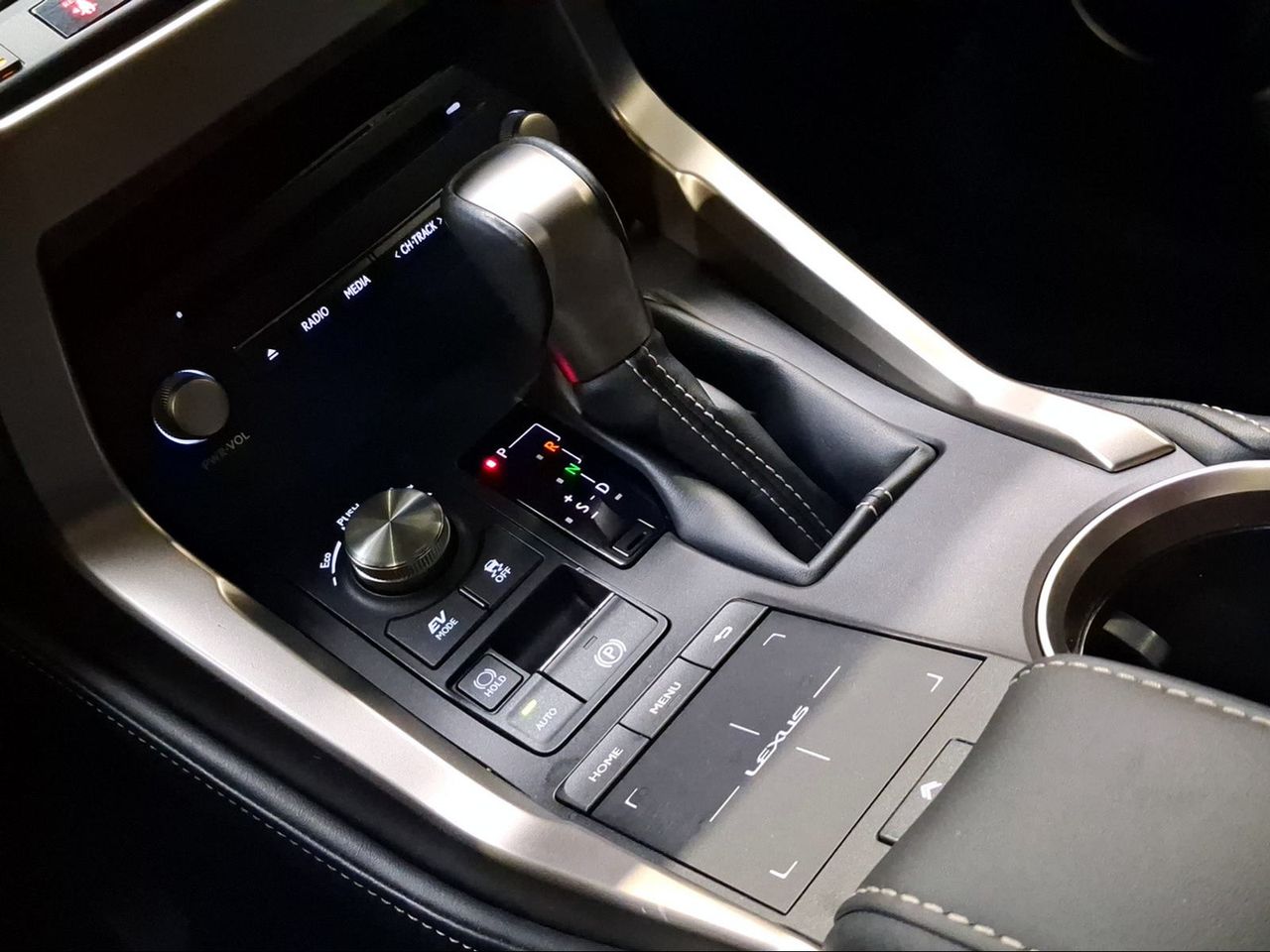 Lexus NX 2.5 300h Premium 2WD  - Foto 14