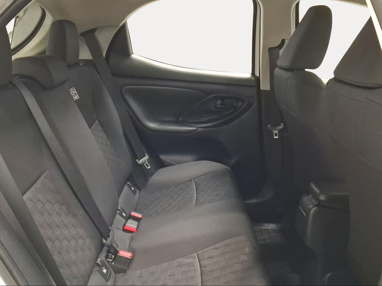 Toyota Yaris 1.5 120H Active Plus  - Foto 8