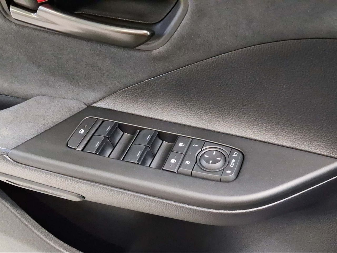 Toyota C-HR 1.8 Spirit Hybrid 140 Skyview  - Foto 24