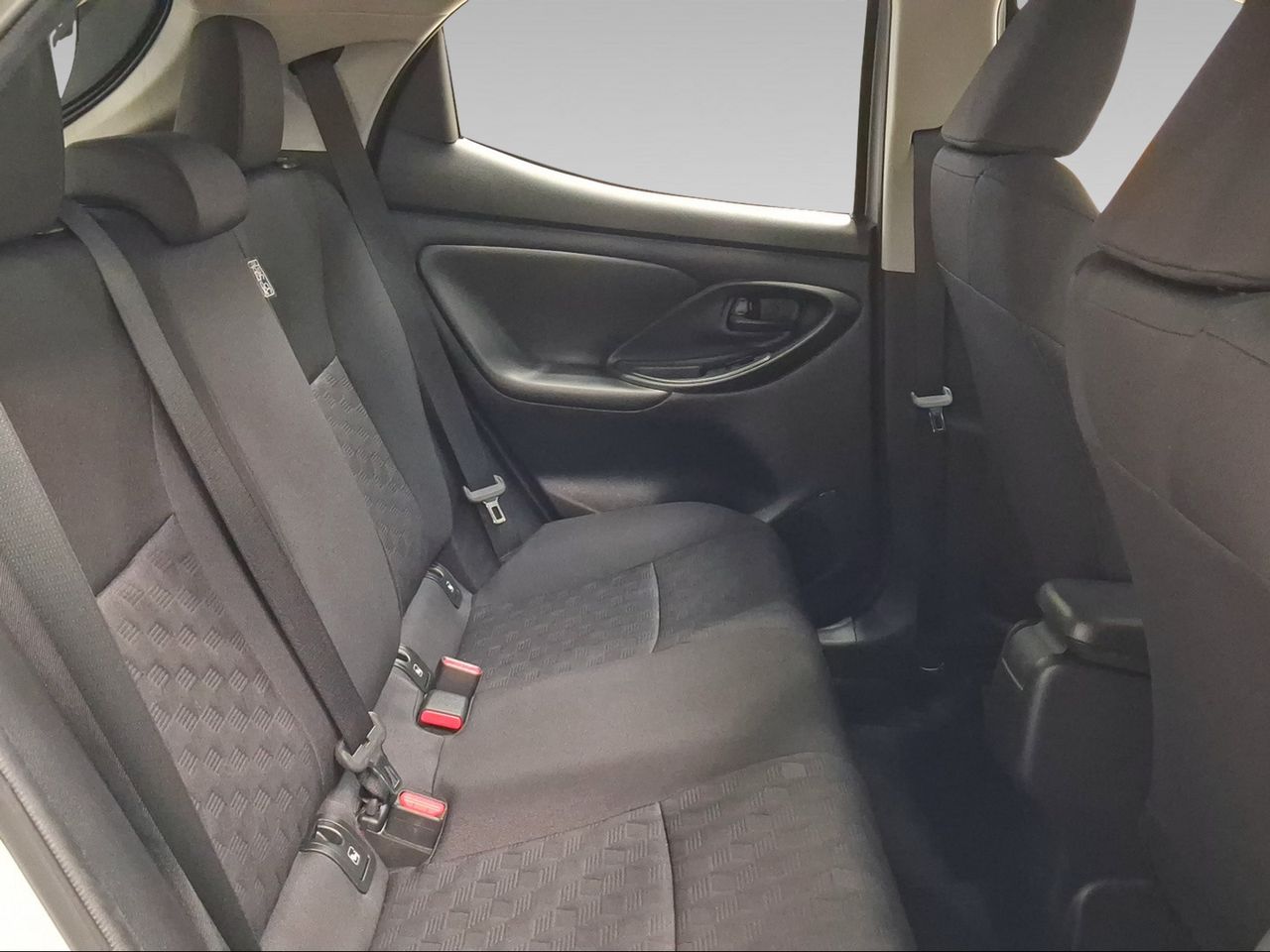 Toyota Yaris 1.5 120H Active Plus  - Foto 8