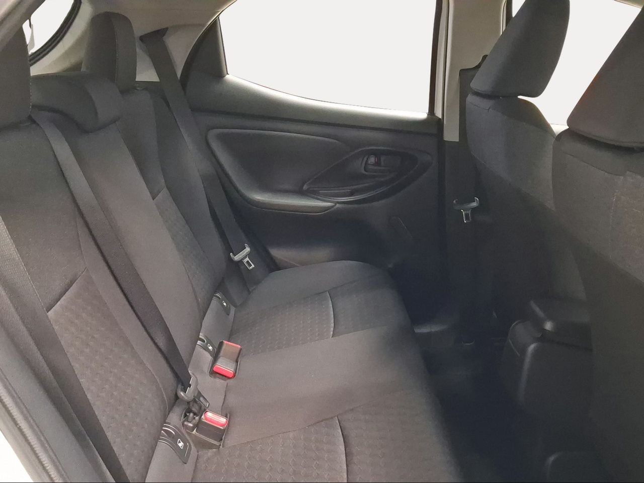 Toyota Yaris 1.5 120H Business Plus  - Foto 8