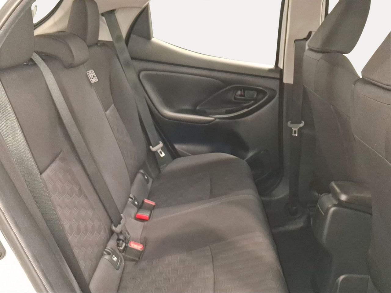 Toyota Yaris 1.5 120H Active Plus  - Foto 8