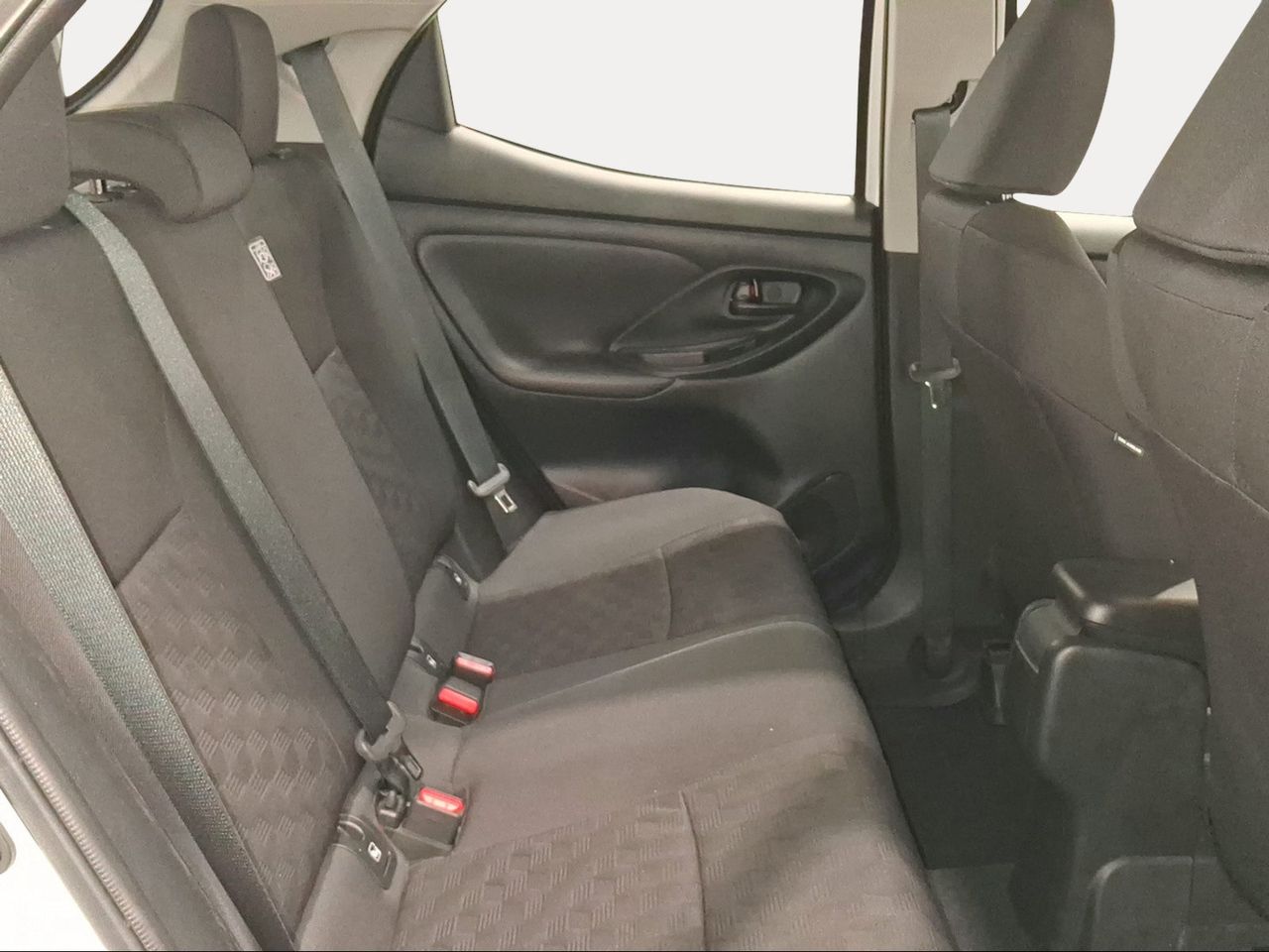 Toyota Yaris 1.5 120H Active Plus  - Foto 8