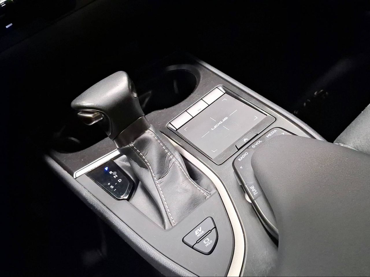 Lexus UX 2.0 250h Business  - Foto 15