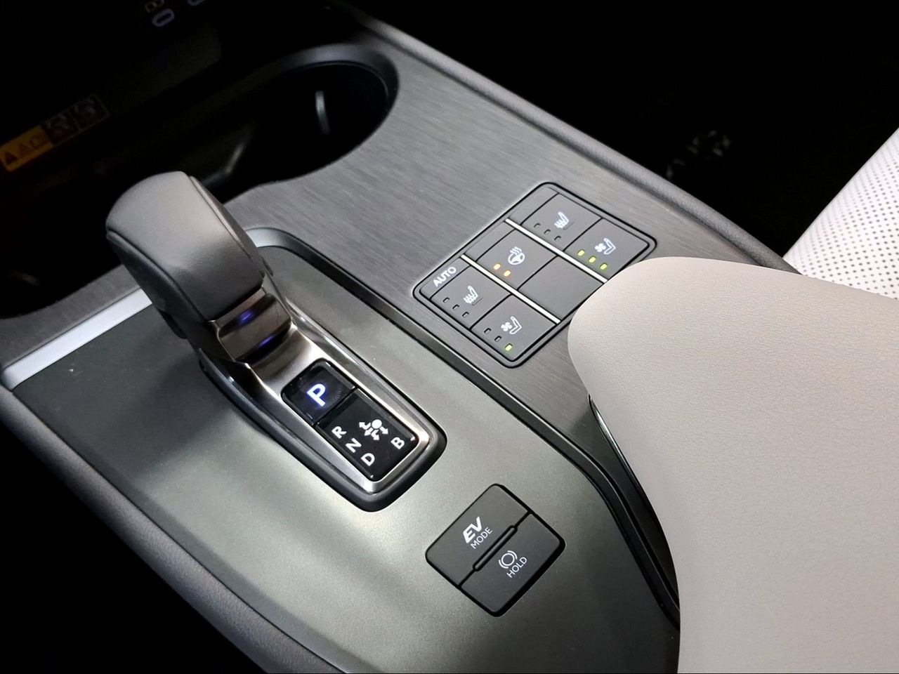 Lexus UX 2.0 300h Relax Plus  - Foto 14