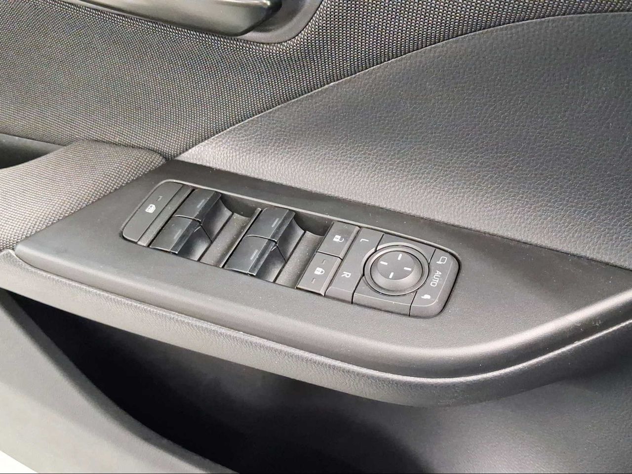 Toyota C-HR 1.8 Advance Hybrid 140  - Foto 24