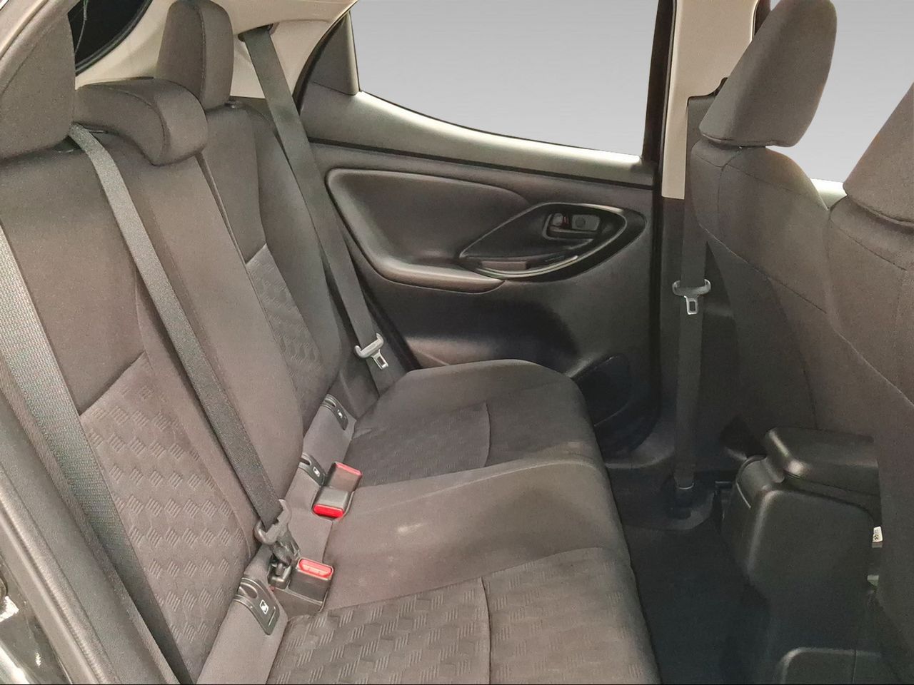 Toyota Yaris 1.5 120H Active Plus  - Foto 8