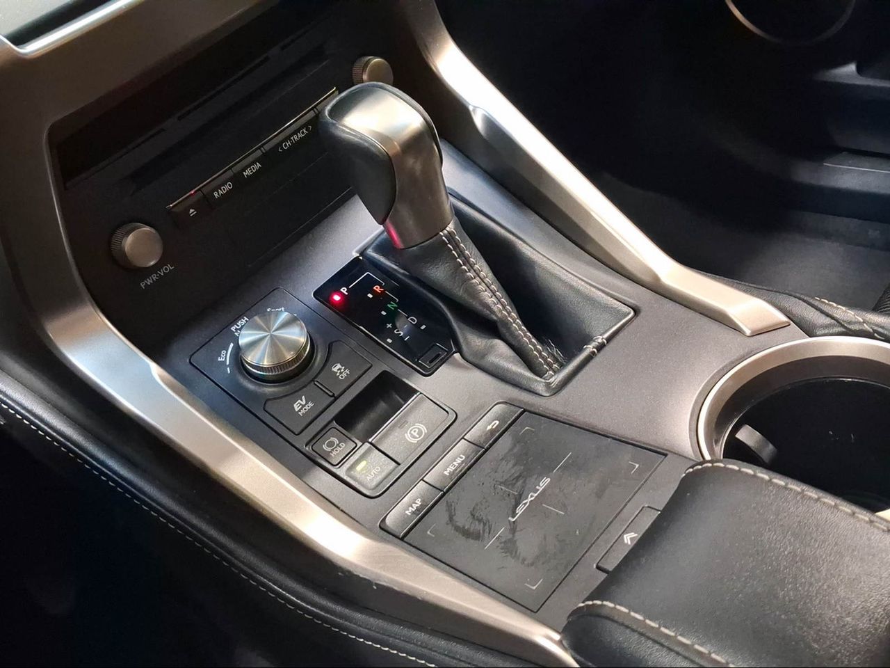 Lexus NX 2.5 300h Business Navigation 2WD  - Foto 17