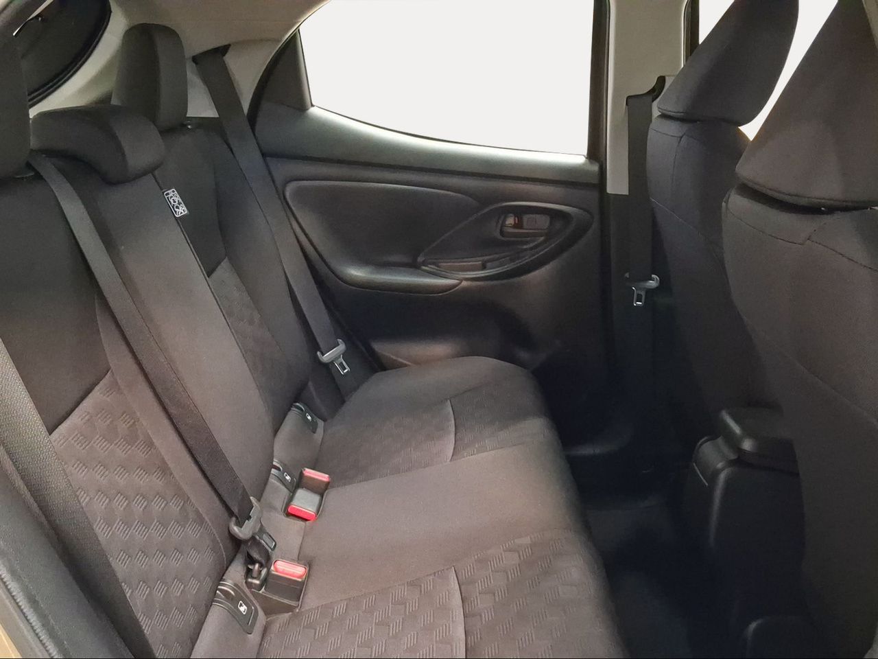 Toyota Yaris 1.5 120H Active Plus  - Foto 8