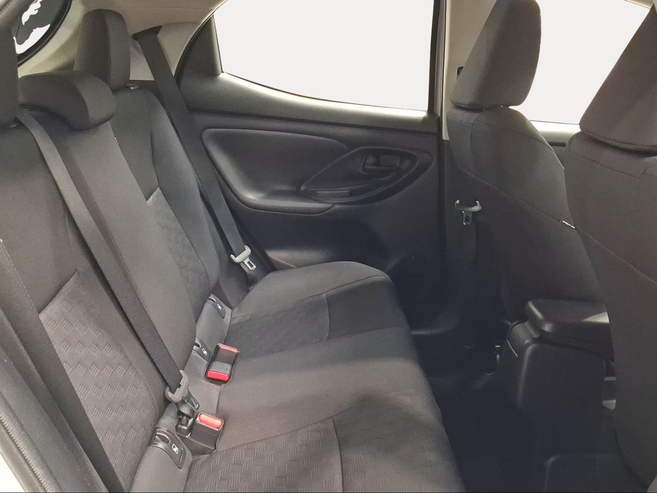Toyota Yaris 1.5 120H Active Plus  - Foto 8