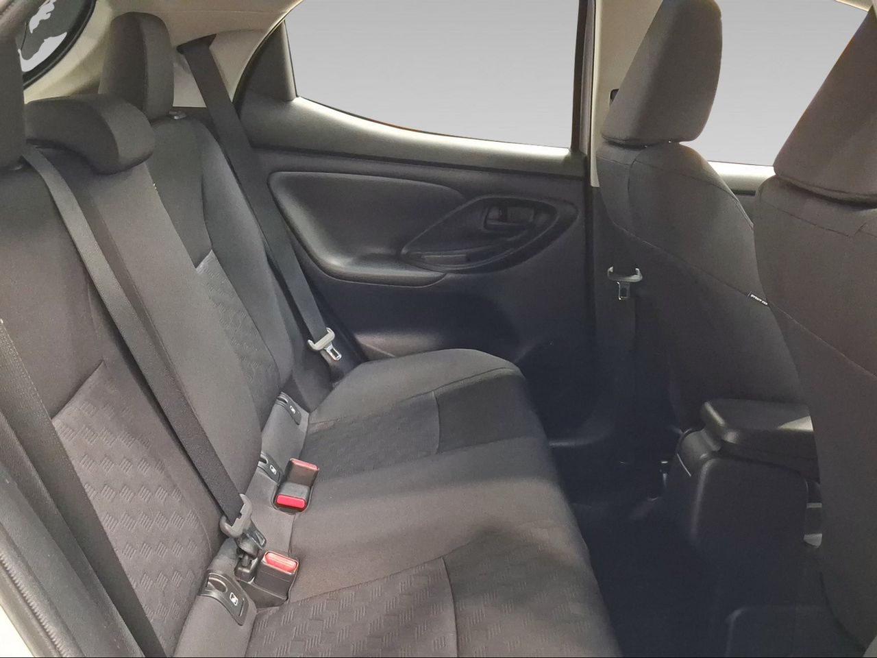 Toyota Yaris 1.5 120H Active Plus  - Foto 8