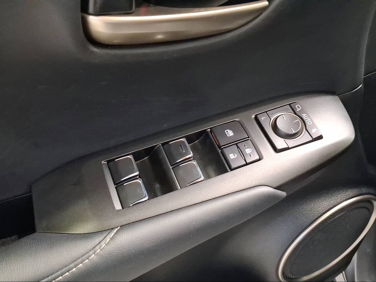 Lexus NX 2.5 300h Premium 2WD  - Foto 18