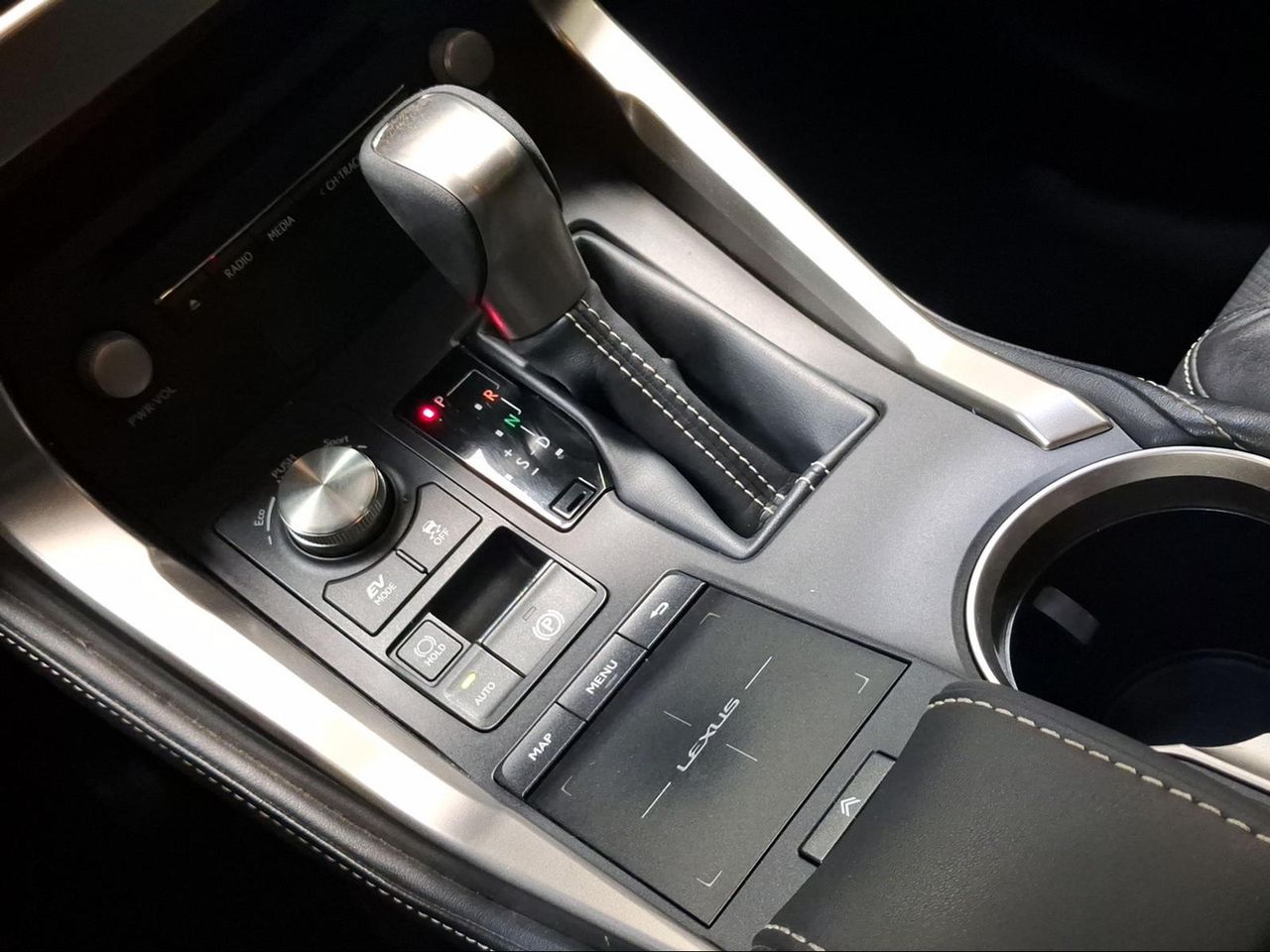 Lexus NX 2.5 300h Executive Kick Power+Navig  - Foto 15