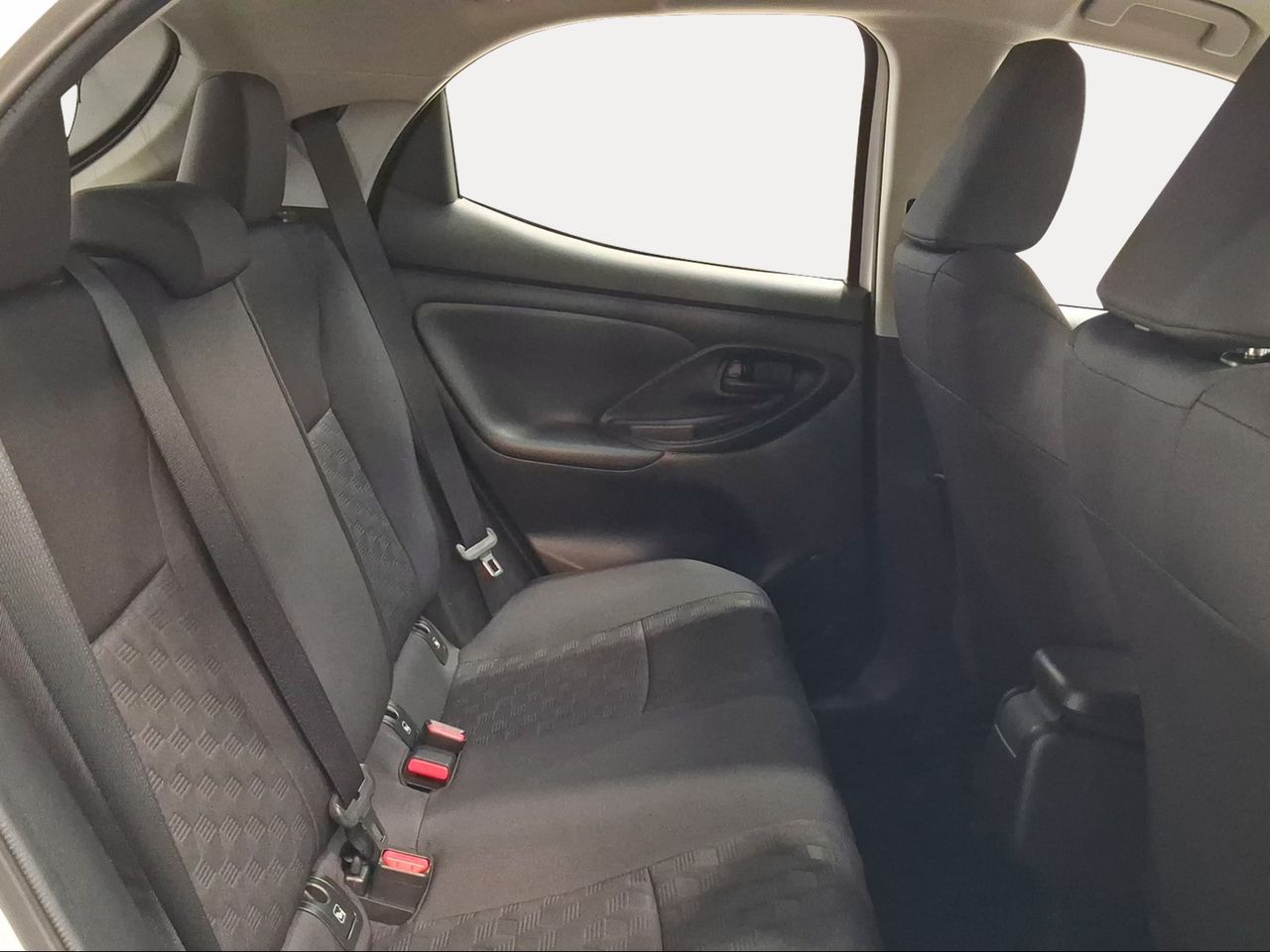 Toyota Yaris 1.5 120H Active Plus  - Foto 8