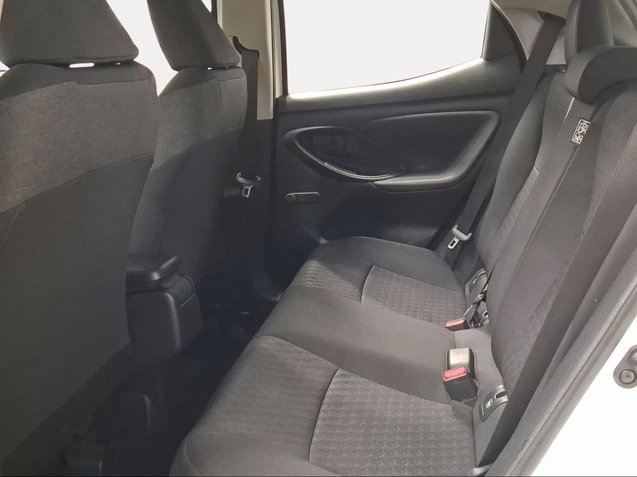 Toyota Yaris 1.5 120H Business Plus  - Foto 12