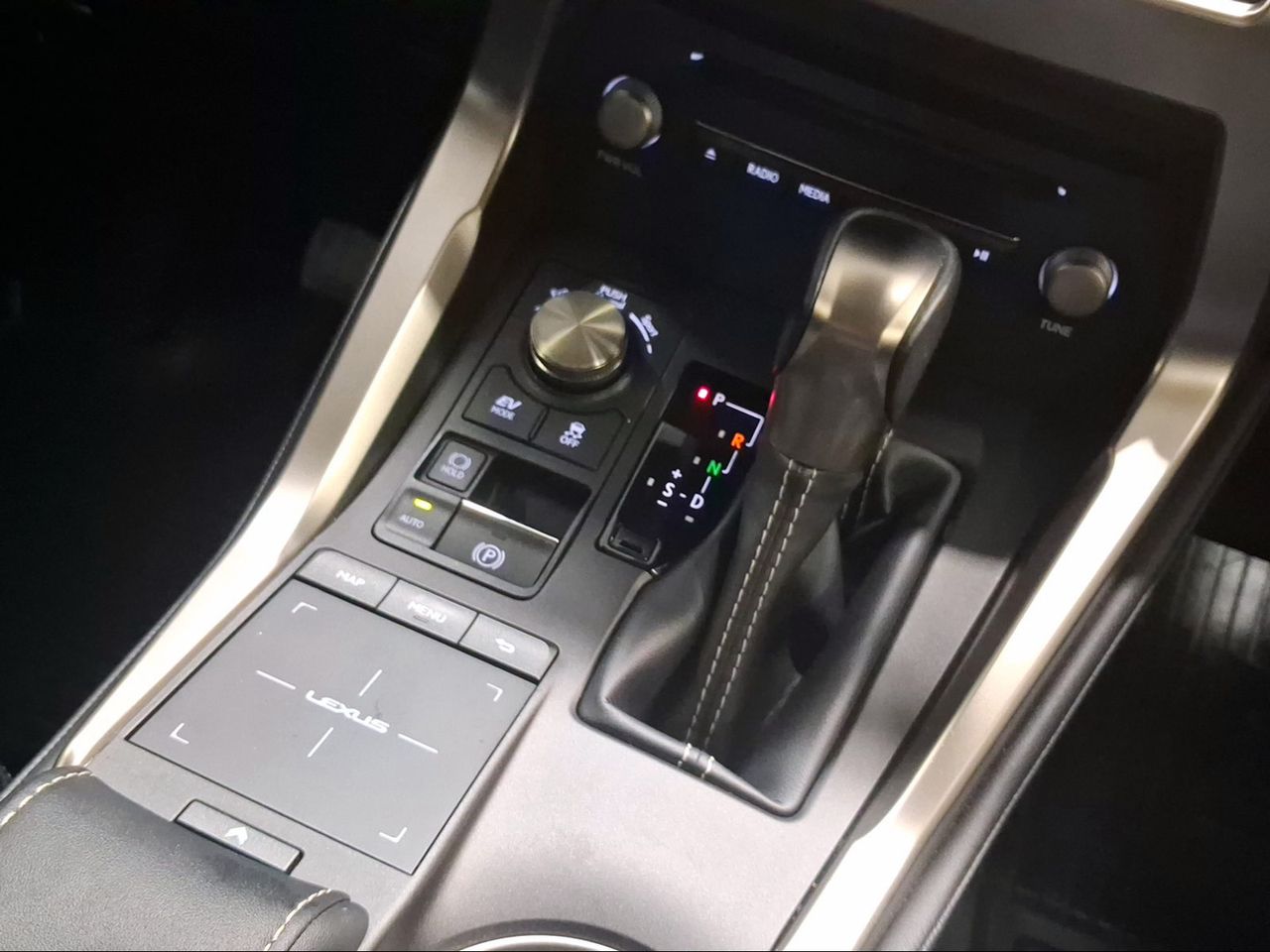 Lexus NX 2.5 300h Executive Navigation 4WD  - Foto 14