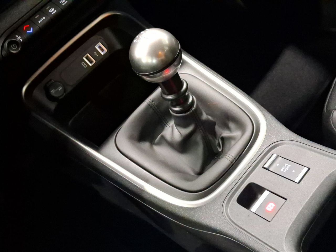 Jeep Avenger 1.2 G 74kW (100CV) Avenger Limited FWD  - Foto 17