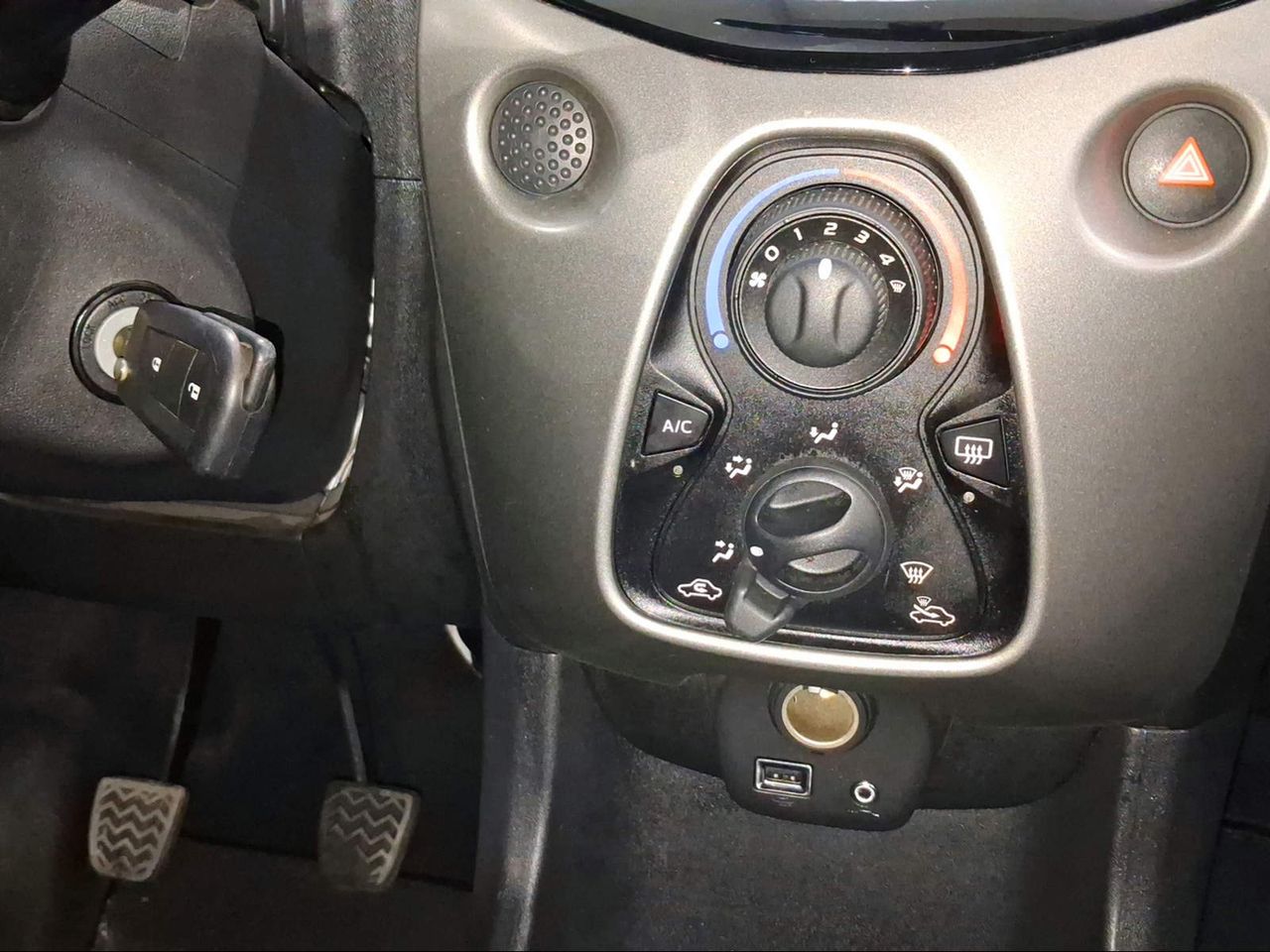 Toyota Aygo 1.0 70 x-play  - Foto 25