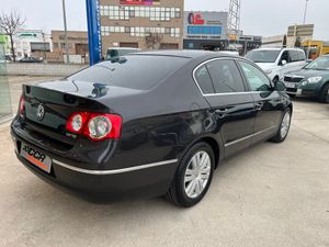 Volkswagen Passat 2.0 TDI 140 CV HIGLHINE   - Foto 6