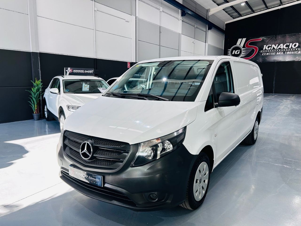 Mercedes Vito 111CDI Furgon Largo  - Foto 1