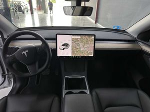 Tesla Model Y Dual Motor Gran Autonomía AP Mejorado y Bola - Foto 10