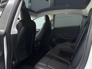 Tesla Model Y Dual Motor Gran Autonomía AP Mejorado y Bola - Foto 9