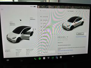 Tesla Model Y Dual Motor Gran Autonomía AP Mejorado y Bola - Foto 11