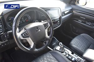 Mitsubishi Outlander 2.4 PHEV Kaiteki Auto 4WD 224CV 5p.  - Foto 11