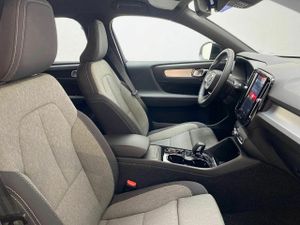Volvo XC40 2.0 B3 G Black Edition Plus Auto  - Foto 9