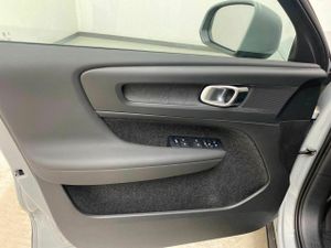Volvo XC40 2.0 B3 G Essential Auto  - Foto 26