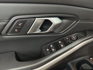 BMW Serie 3 330e xDrive Touring - Foto 18
