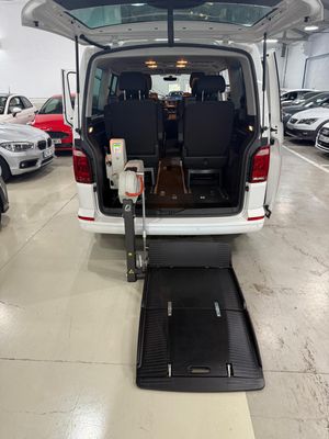 Volkswagen Multivan Outdoor Corto 2.0 TDI 110kW(150CV) BMT adaptado con rampa elevadora eléctrica para silla de ruedas. - Foto 19