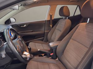 Kia Stonic . - Foto 13