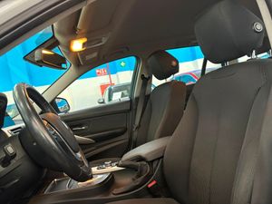 BMW Serie 3 318d Touring Aut. - Foto 17