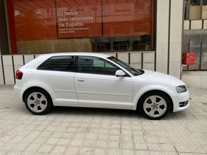 Audi A3 1.6 TDI 105cv Attraction  - Foto 5