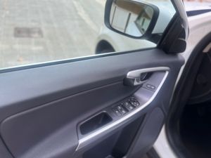 Volvo XC60 2.0 DRIVe Kinetic  - Foto 12