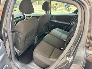 Peugeot 207 Confort 1.6 HDI 90  - Foto 13